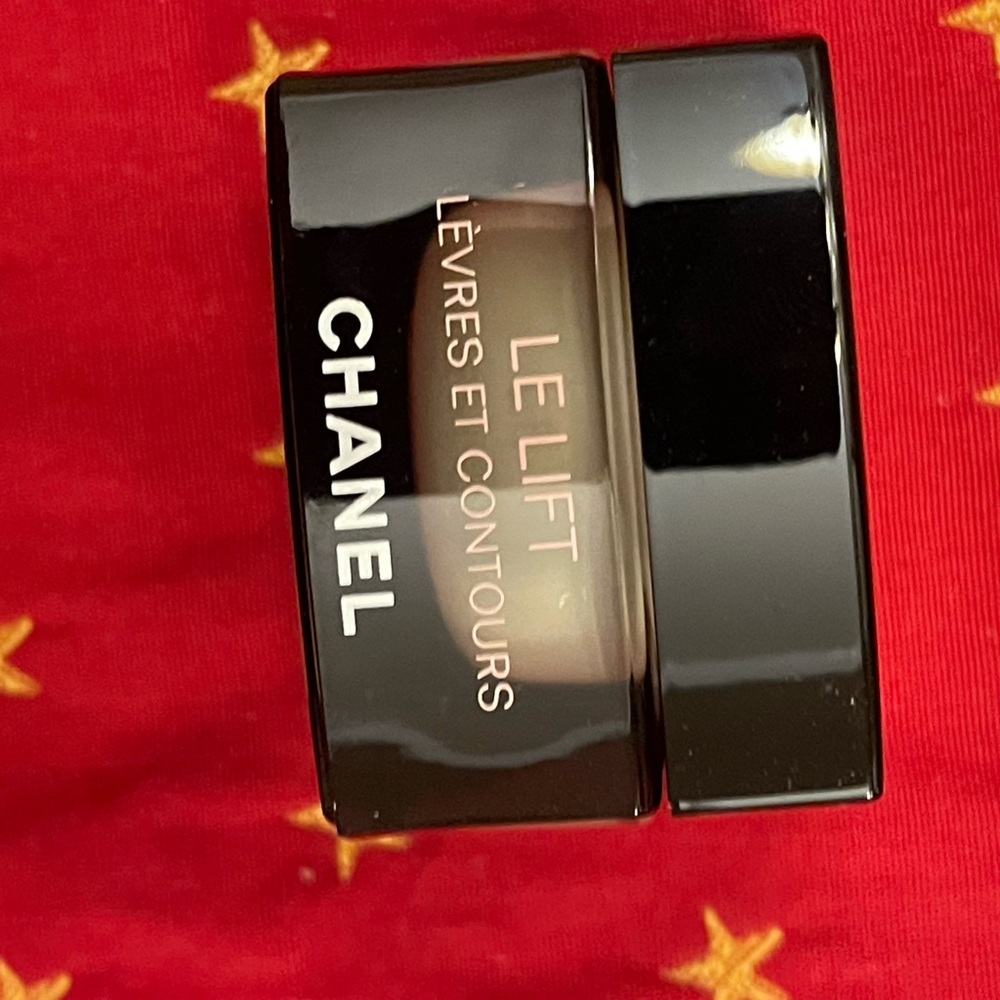 CHANEL Le Lift Lip and Contour Cream in Black and Beige